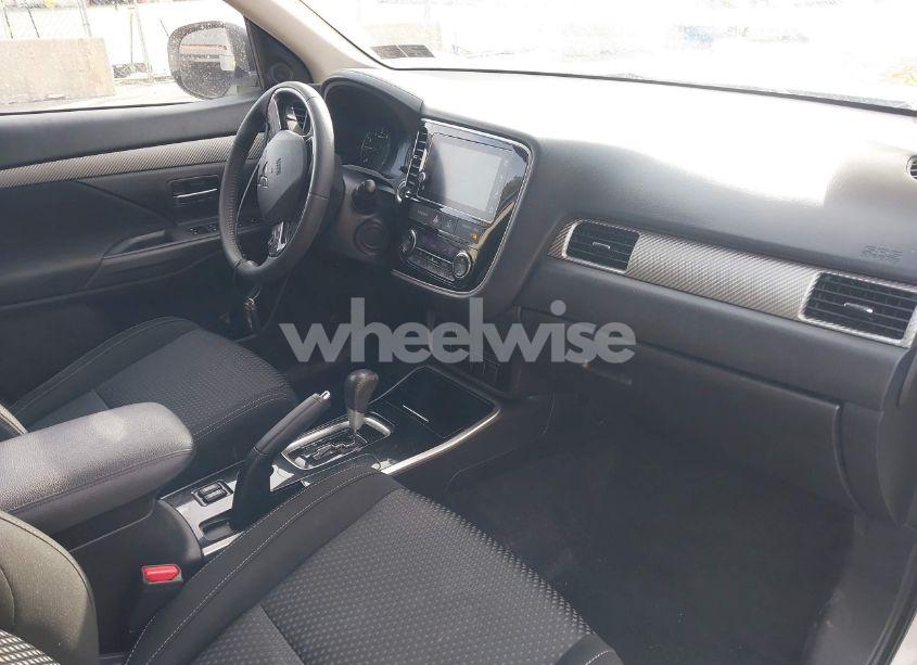 Photo 5 of 2018 Mitsubishi Outlander SE (VIN JA4AD3A30JZ063299)