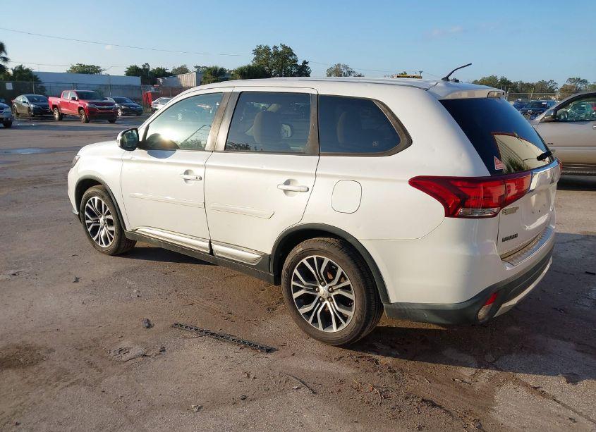 Photo 3 of 2016 Mitsubishi Outlander SE (VIN JA4AD3A31GZ047704)