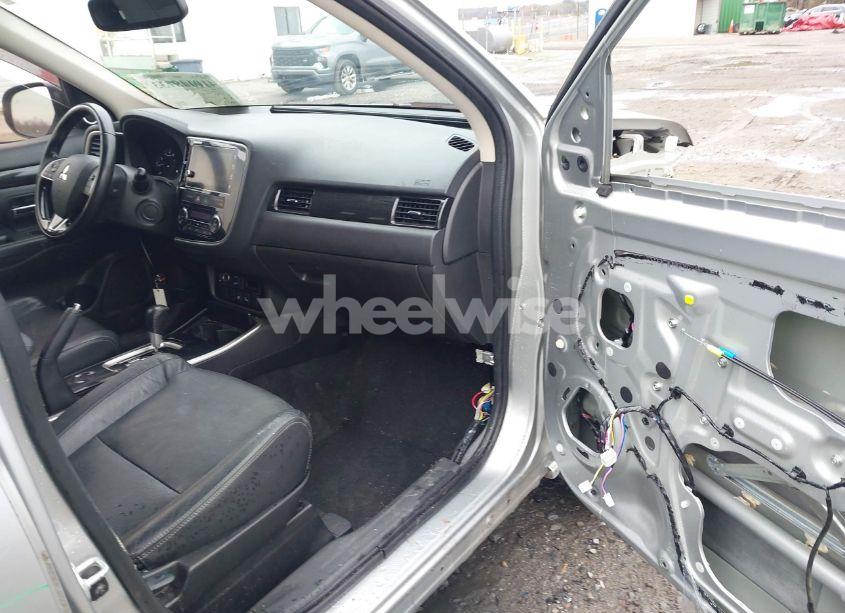 Photo 5 of 2018 Mitsubishi Outlander SEL (VIN JA4AD3A31JZ001538)