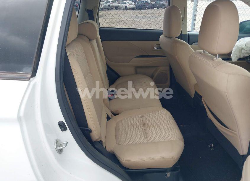 Photo 8 of 2018 Mitsubishi Outlander SE (VIN JA4AD3A31JZ011860)