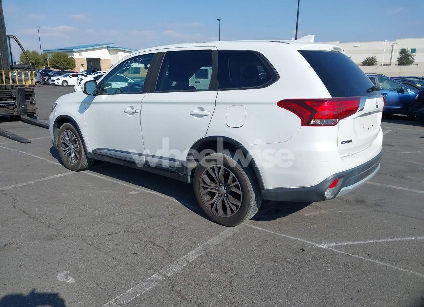 Photo 3 of 2018 Mitsubishi Outlander SE (VIN JA4AD3A31JZ035995)