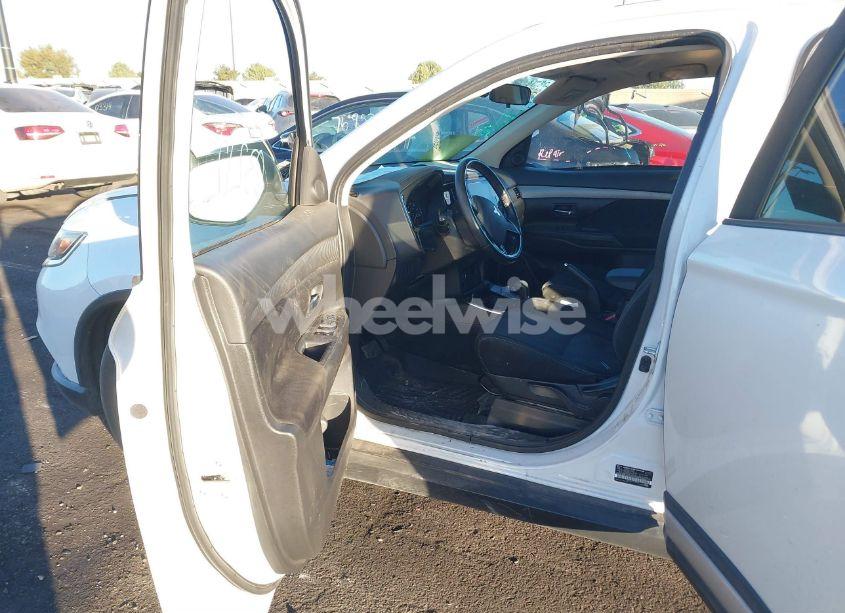 Photo 5 of 2018 Mitsubishi Outlander SE (VIN JA4AD3A31JZ035995)