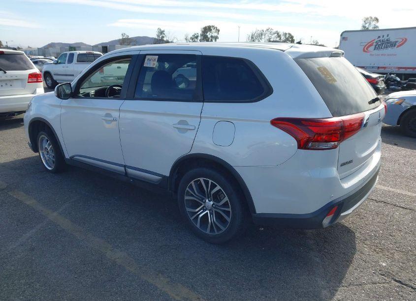 Photo 3 of 2016 Mitsubishi Outlander SE (VIN JA4AD3A32GZ001704)