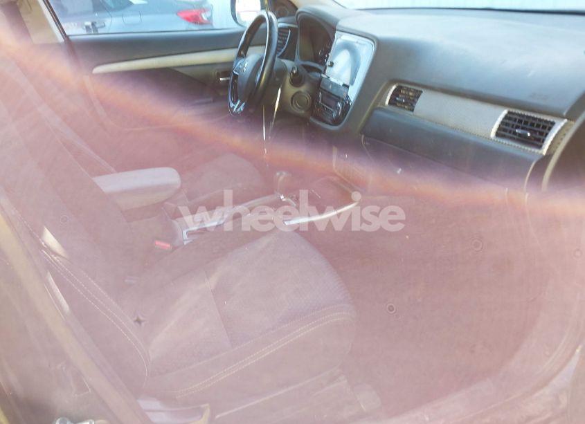 Photo 5 of 2018 Mitsubishi Outlander SE (VIN JA4AD3A32JJ003961)