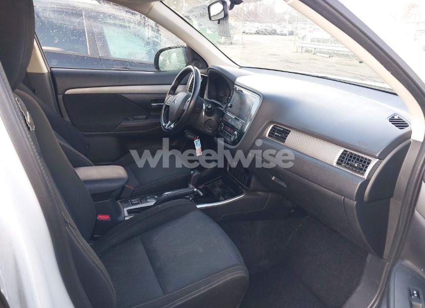 Photo 5 of 2018 Mitsubishi Outlander SE (VIN JA4AD3A32JZ039134)