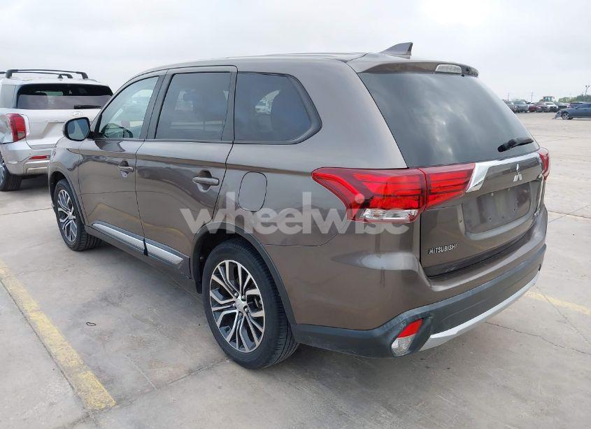 Photo 3 of 2018 Mitsubishi Outlander SE (VIN JA4AD3A33JZ015327)