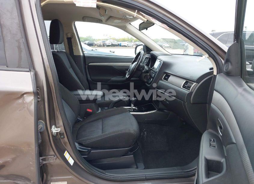 Photo 5 of 2018 Mitsubishi Outlander SE (VIN JA4AD3A33JZ015327)