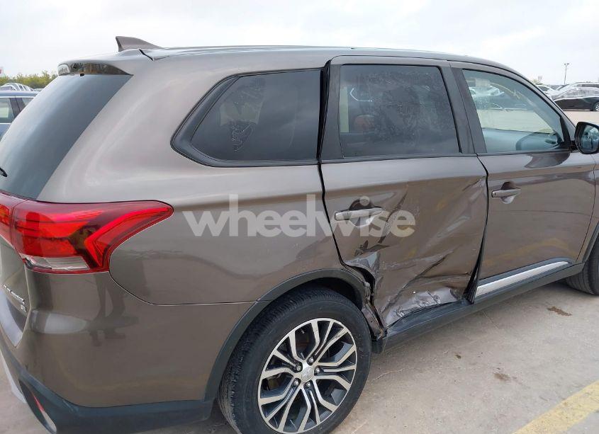 Photo 6 of 2018 Mitsubishi Outlander SE (VIN JA4AD3A33JZ015327)