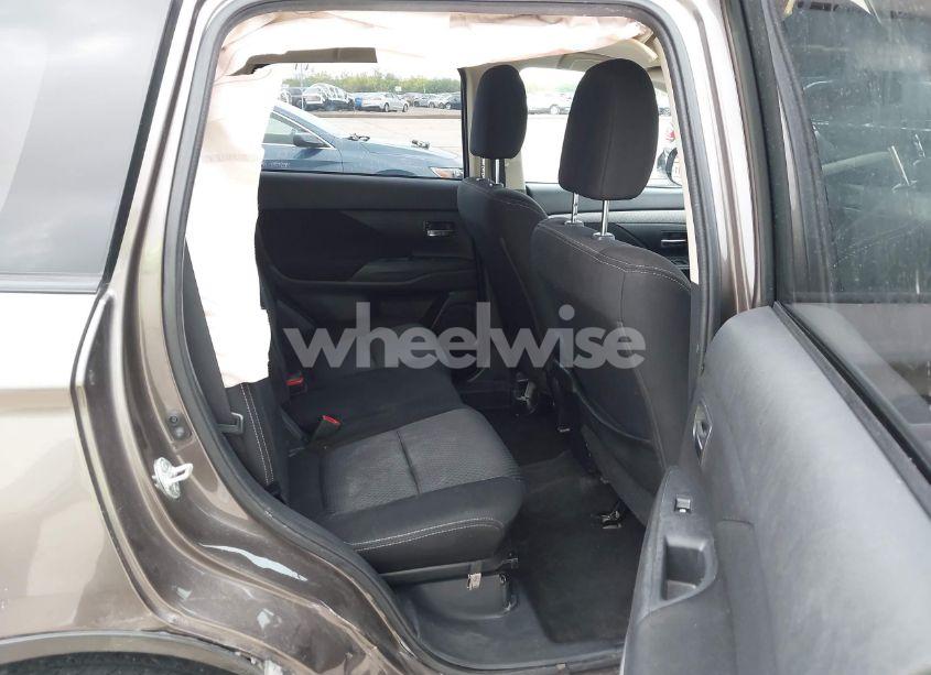 Photo 8 of 2018 Mitsubishi Outlander SE (VIN JA4AD3A33JZ015327)