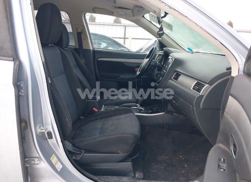 Photo 5 of 2017 Mitsubishi Outlander SE (VIN JA4AD3A34HZ028498)