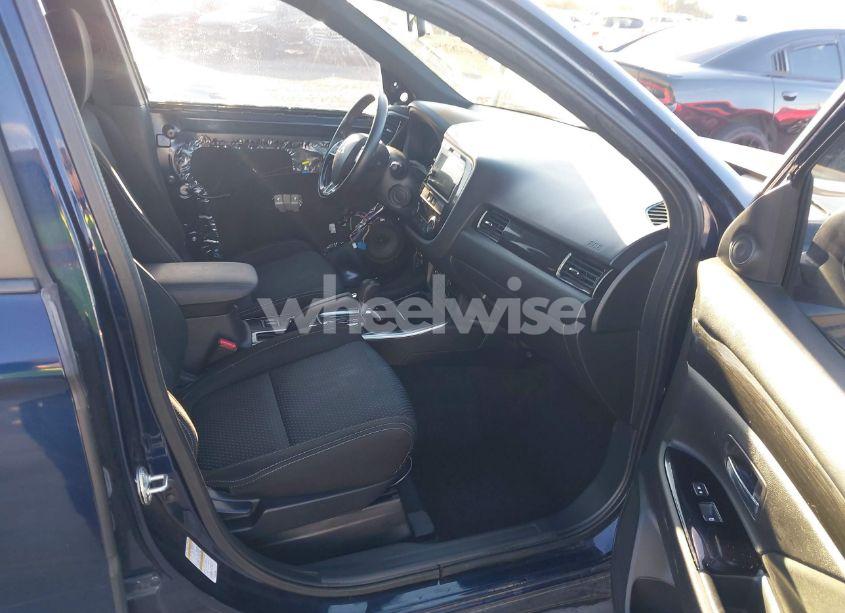 Photo 5 of 2018 Mitsubishi Outlander LE (VIN JA4AD3A34JZ028412)