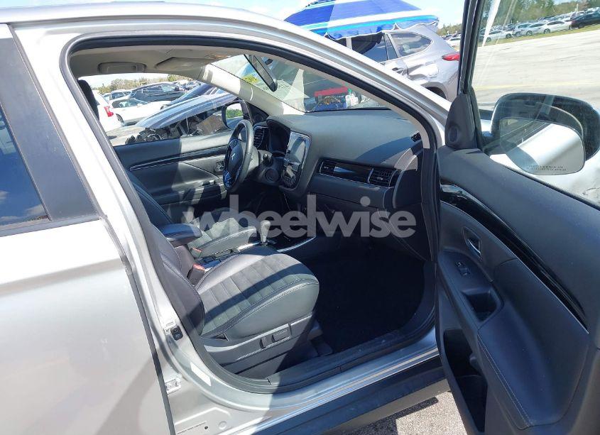 Photo 5 of 2019 Mitsubishi Outlander SE (VIN JA4AD3A34KZ014057)