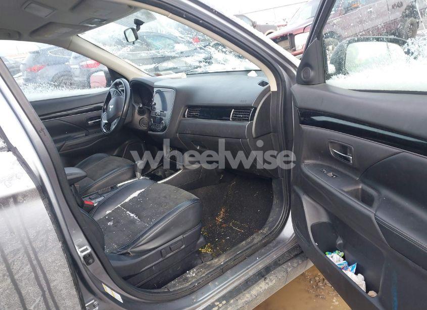 Photo 5 of 2019 Mitsubishi Outlander SE (VIN JA4AD3A34KZ043445)