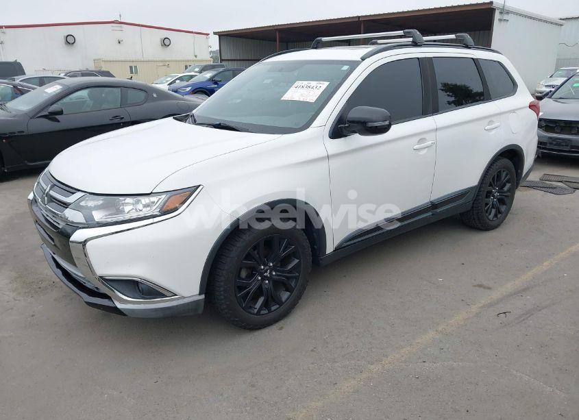 Photo 2 of 2018 Mitsubishi Outlander LE (VIN JA4AD3A35JZ060351)