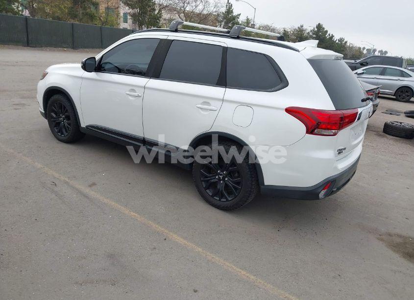Photo 3 of 2018 Mitsubishi Outlander LE (VIN JA4AD3A35JZ060351)