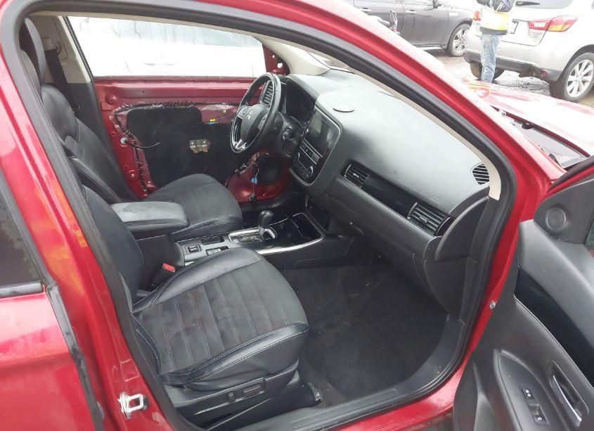 Photo 5 of 2019 Mitsubishi Outlander SE (VIN JA4AD3A35KZ043602)