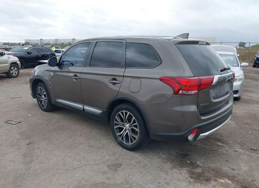 Photo 3 of 2018 Mitsubishi Outlander SE (VIN JA4AD3A36JZ021011)