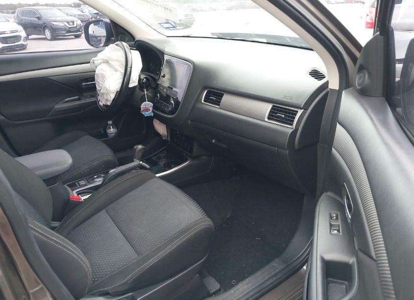 Photo 5 of 2018 Mitsubishi Outlander SE (VIN JA4AD3A36JZ021011)