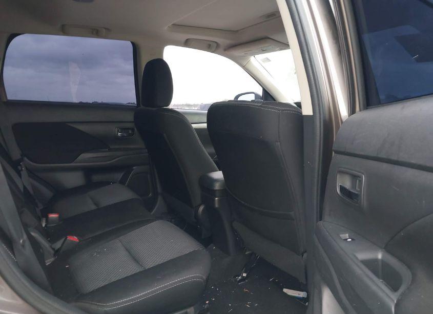 Photo 8 of 2018 Mitsubishi Outlander SE (VIN JA4AD3A36JZ021011)