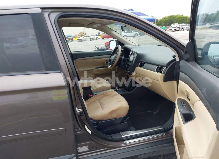 Photo 5 of 2016 Mitsubishi Outlander SE (VIN JA4AD3A37GZ043768)