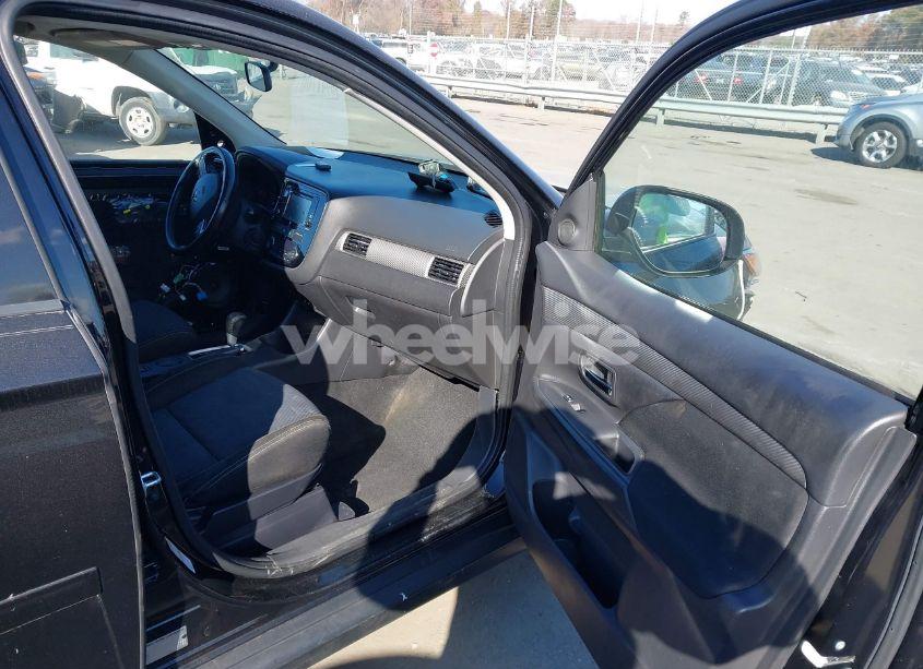 Photo 5 of 2016 Mitsubishi Outlander SE (VIN JA4AD3A38GZ063575)