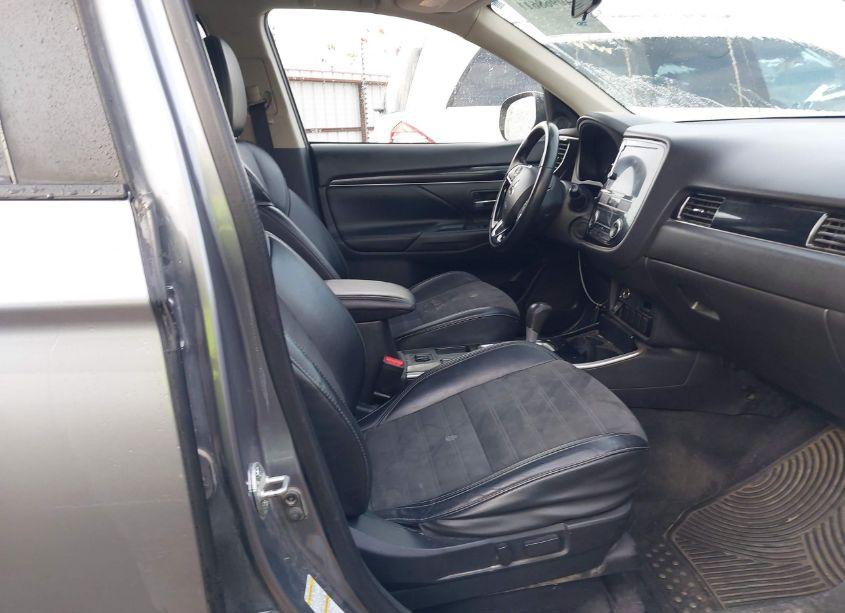 Photo 5 of 2019 Mitsubishi Outlander SE (VIN JA4AD3A38KZ042797)