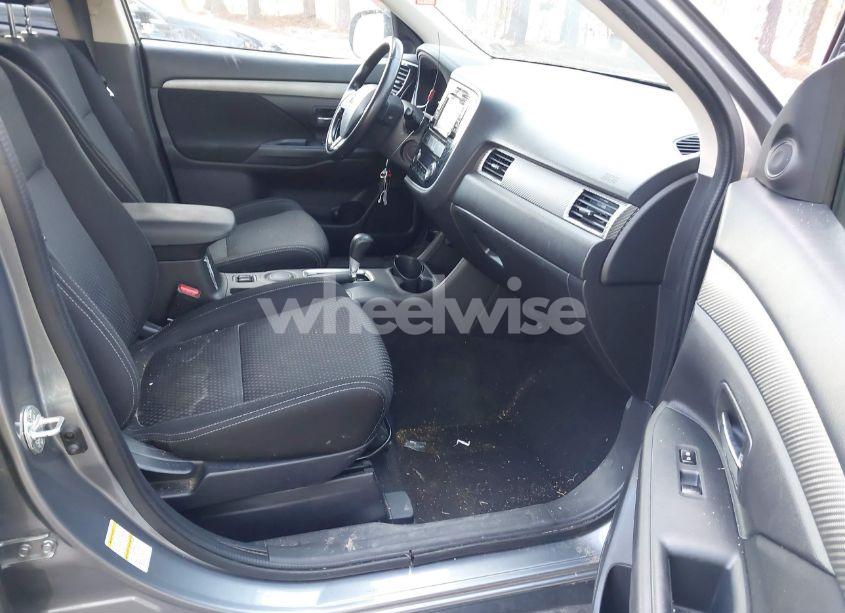 Photo 5 of 2016 Mitsubishi Outlander SE (VIN JA4AD3A39GZ020587)