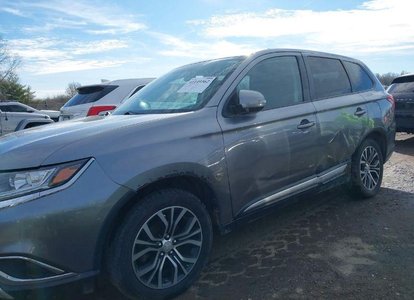 Photo 6 of 2017 Mitsubishi Outlander SE (VIN JA4AD3A39HZ022132)
