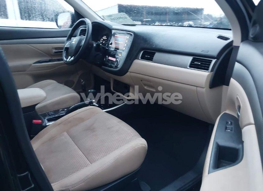 Photo 5 of 2018 Mitsubishi Outlander SE (VIN JA4AD3A39JZ003201)