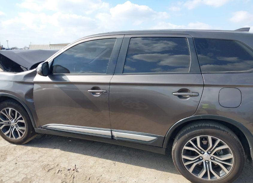 Photo 14 of 2018 Mitsubishi Outlander SE (VIN JA4AD3A39JZ009452)