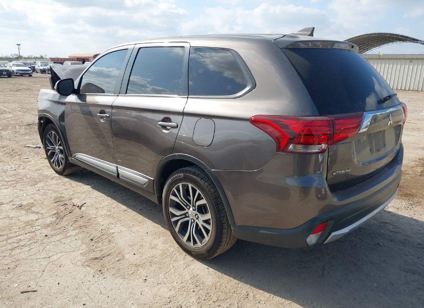 Photo 3 of 2018 Mitsubishi Outlander SE (VIN JA4AD3A39JZ009452)