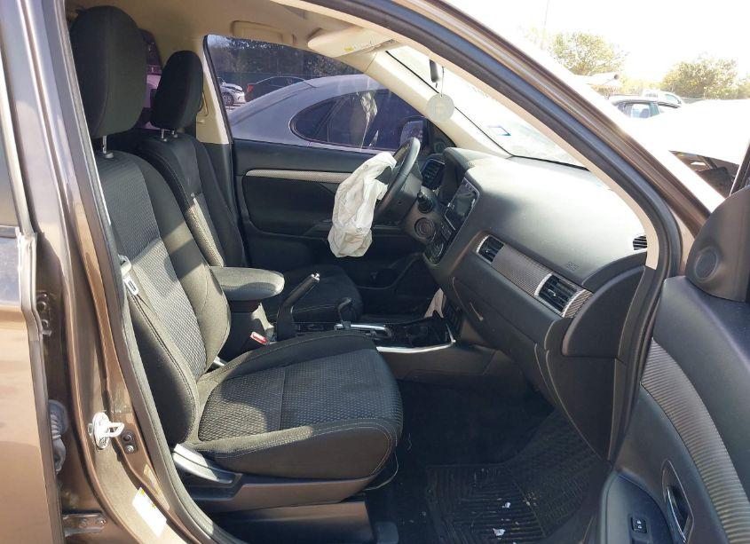 Photo 5 of 2018 Mitsubishi Outlander SE (VIN JA4AD3A39JZ009452)