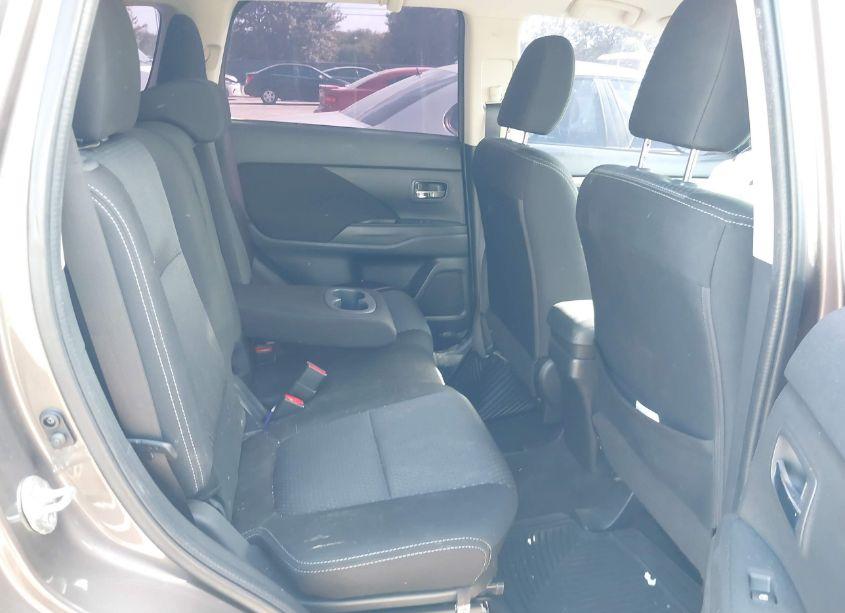 Photo 8 of 2018 Mitsubishi Outlander SE (VIN JA4AD3A39JZ009452)