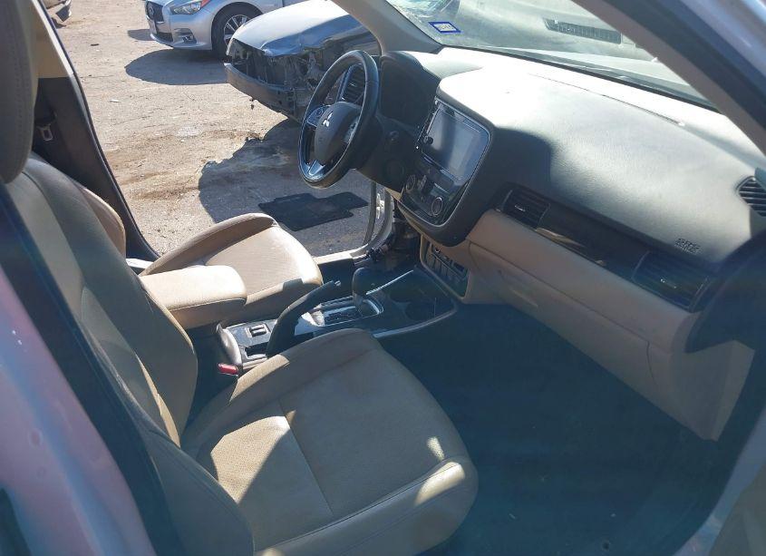 Photo 5 of 2018 Mitsubishi Outlander SEL (VIN JA4AD3A39JZ010200)