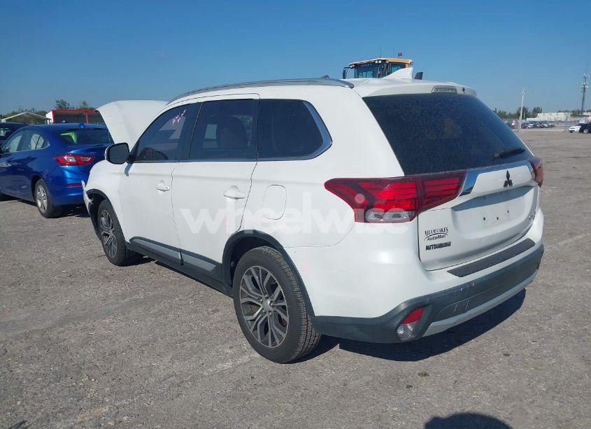 Photo 3 of 2018 Mitsubishi Outlander SEL (VIN JA4AD3A39JZ011427)
