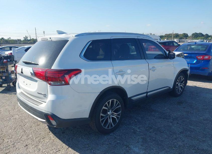Photo 4 of 2018 Mitsubishi Outlander SEL (VIN JA4AD3A39JZ011427)