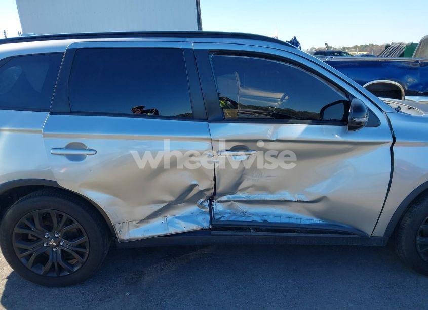 Photo 6 of 2019 Mitsubishi Outlander LE (VIN JA4AD3A39KZ028990)