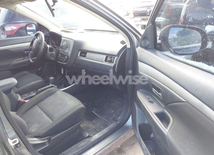 Photo 5 of 2018 Mitsubishi Outlander SE (VIN JA4AD3A3XJJ002119)