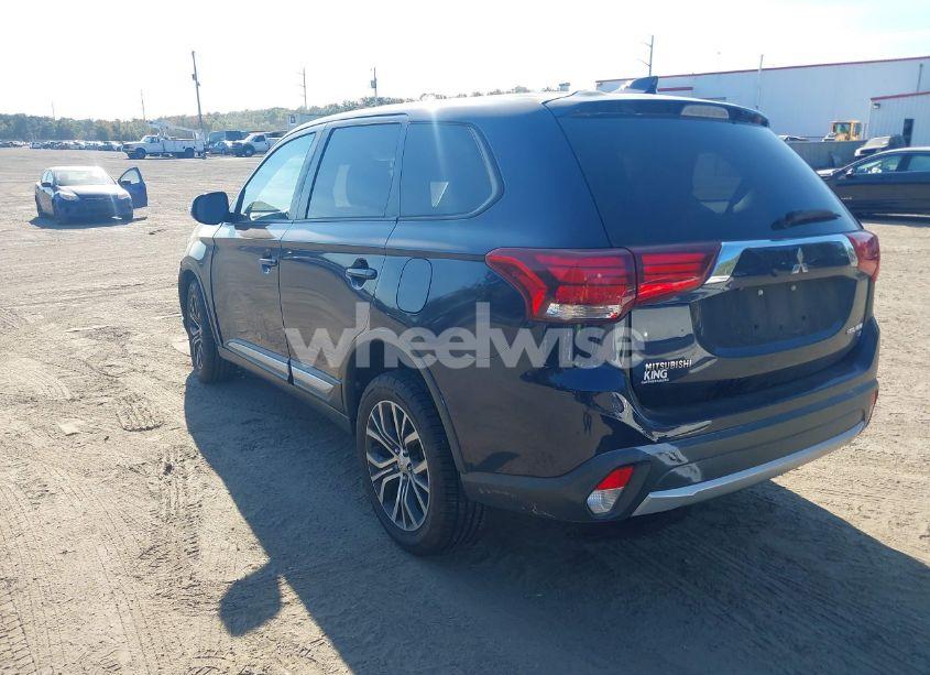 Photo 3 of 2018 Mitsubishi Outlander SE (VIN JA4AD3A3XJZ000436)