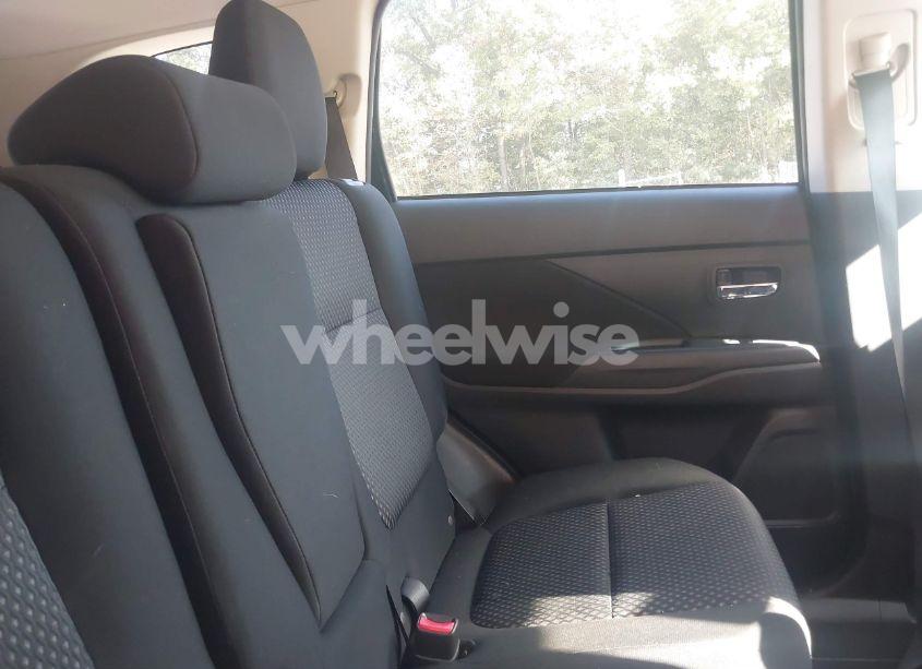 Photo 8 of 2018 Mitsubishi Outlander SE (VIN JA4AD3A3XJZ000436)
