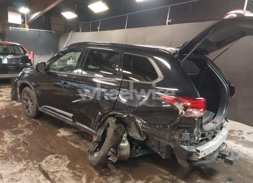 Photo 3 of 2018 Mitsubishi Outlander LE (VIN JA4AD3A3XJZ048549)