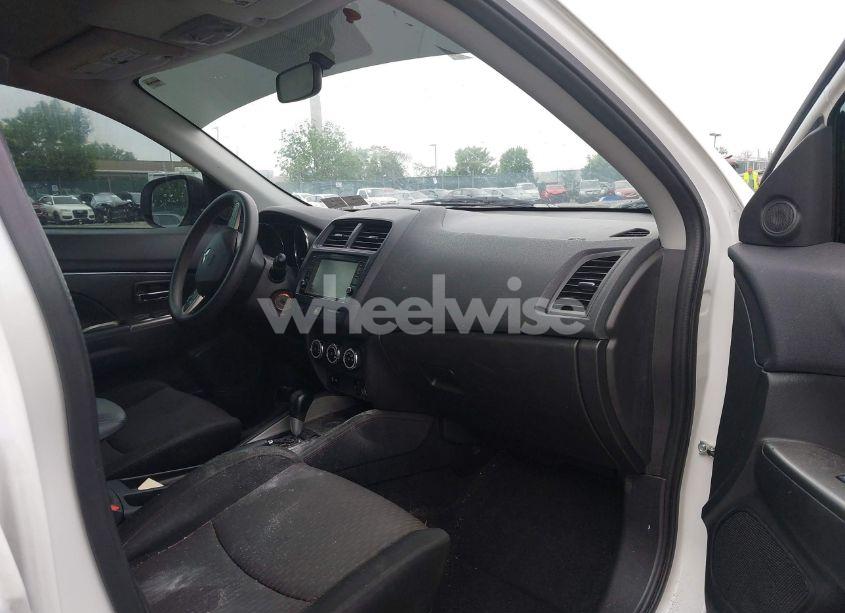 Photo 5 of 2018 Mitsubishi Outlander SPORT 2.0 ES (VIN JA4AP3AU6JU011611)