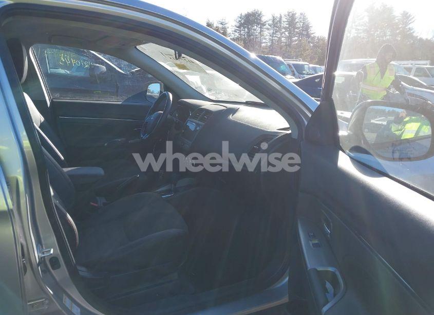 Photo 5 of 2018 Mitsubishi Outlander SPORT 2.4 SE (VIN JA4AR3AW9JZ005073)