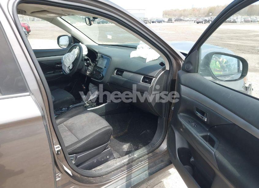 Photo 5 of 2018 Mitsubishi Outlander ES (VIN JA4AZ2A31JZ003933)