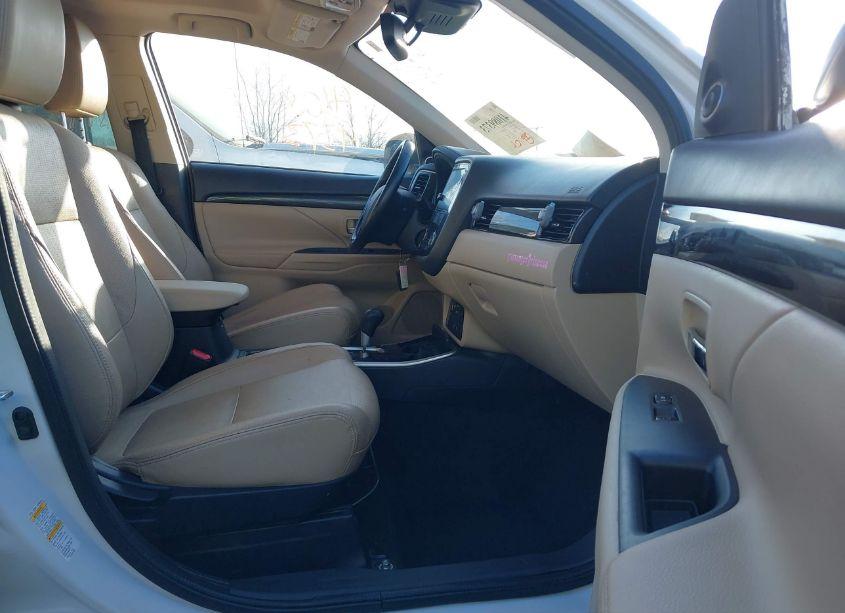 Photo 5 of 2017 Mitsubishi Outlander SE/SEL (VIN JA4AZ3A30HZ014390)
