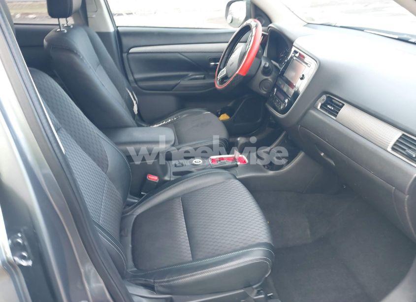 Photo 5 of 2015 Mitsubishi Outlander SE (VIN JA4AZ3A31FZ011947)