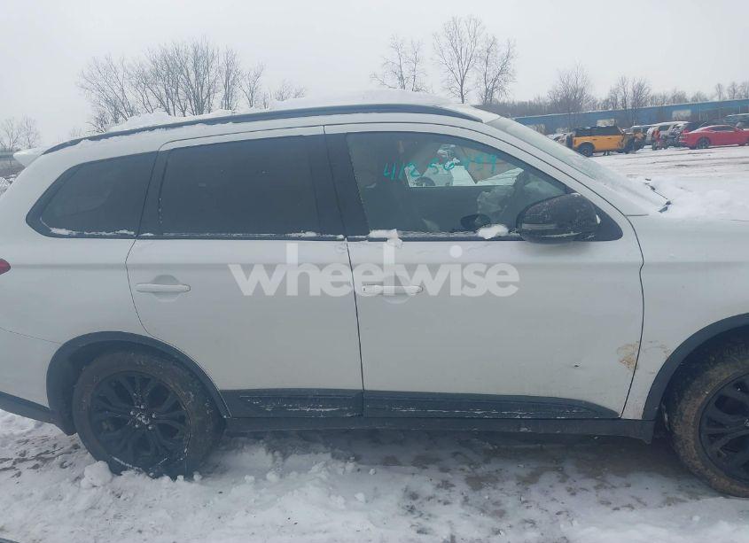 Photo 13 of 2018 Mitsubishi Outlander LE (VIN JA4AZ3A31JZ063894)
