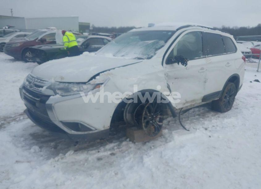 Photo 2 of 2018 Mitsubishi Outlander LE (VIN JA4AZ3A31JZ063894)