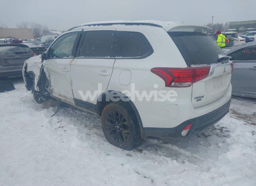 Photo 3 of 2018 Mitsubishi Outlander LE (VIN JA4AZ3A31JZ063894)