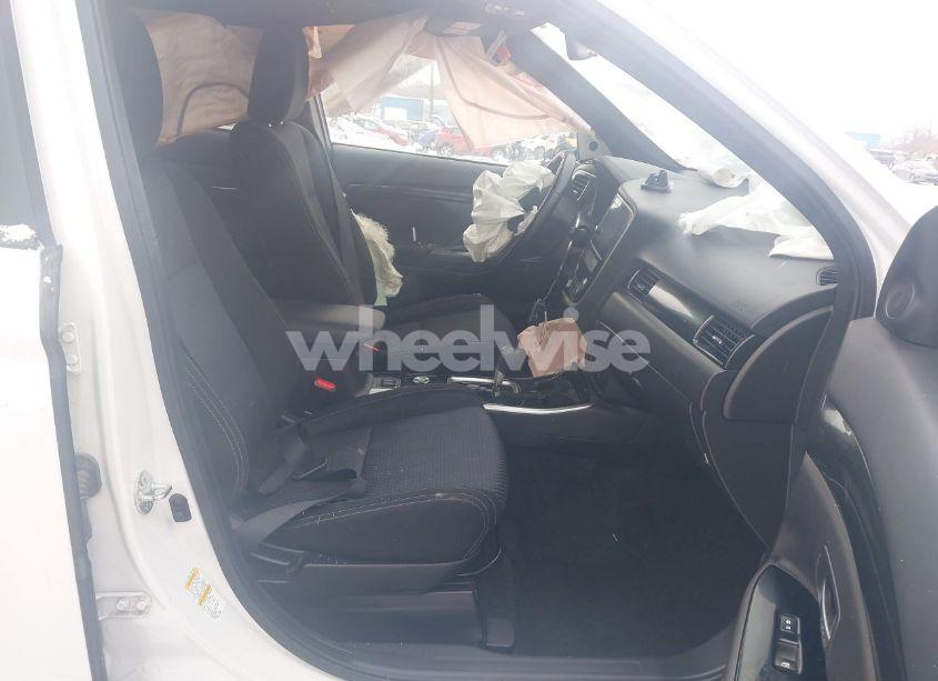 Photo 5 of 2018 Mitsubishi Outlander LE (VIN JA4AZ3A31JZ063894)
